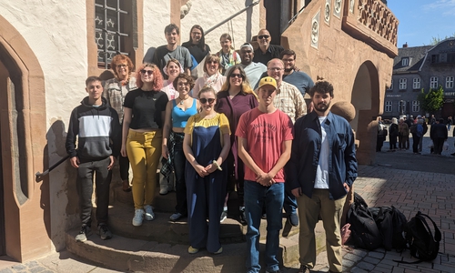 Bürgermeisterin Renate Lucksch (3. Reihe li.) zusammen mit der amerikanischen Gruppe aus Tennessee und Kitty Cuff (hinten links), Lehrerin an der Realschule Goldene Aue, auf der Rathaustreppe.