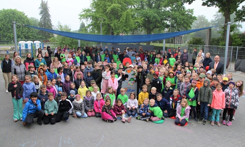 Jörg Tiede (rechts), Leiter Filialverbund Gifhorn Nord der Volksbank BraWo, übergab den Sport-Oskar-Pokal für die Direktion Gifhorn an die Findorff-Schule in Neudorf-Platendorf. 