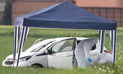 Die Spurensicherung untersucht das Unfallfahrzeug.