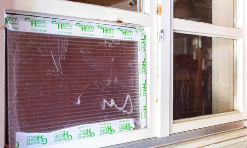 Das beschädigte Fenster des Restaurants in der Wehrstraße.