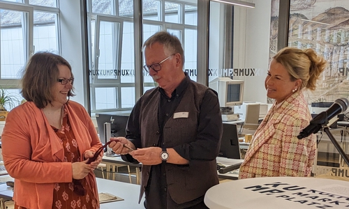 Oberbürgermeisterin Urte Schwerdtner (re.) übergibt symbolisch den Schlüssel für das wiedereröffnete Stadtarchiv an Ulrich Albers (Mitte), Leiter des Stadtarchivs, und Marleen Mützlaff, Fachbereichsleiterin Kultur der Stadt Goslar.