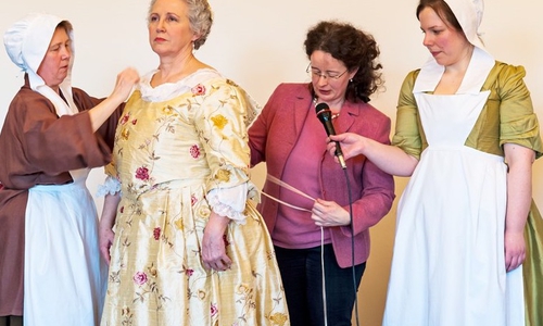 Kostümhistorikerin Marita Müller (zweite von rechts) erklärt den Look der Gräfin Anna Adelheit Catharina von der Schulenburg-Beetzendorf alias Rita Techen-Müller (zweite von links).