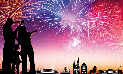 Am Freitagabend wird über Braunschweig ein Feuerwerk gezündet.