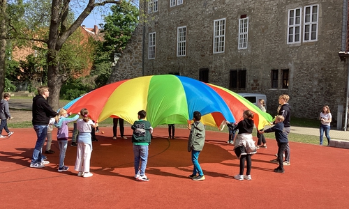 Nach der konzentrierten Arbeit haben dann alle Rechenkünstler die Spielzeit mit den ausgebildeten Patenschülerinnen und Patenschülern des Gymnasiums im Schloss genossen.