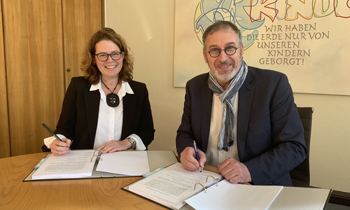 Natascha Wessling, Geschäftsführerin der SFB-Hochbausparte, und Hochbaudezernent Holger Herlitschke bei der Vertragsunterzeichnung.