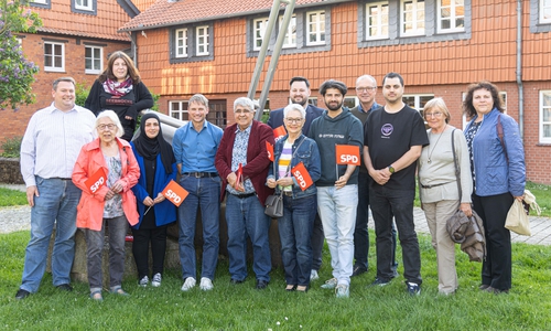 Marcel Plein (Vorsitzender SPD Unterbezirk Salzgitter), Karla Neumann, Sabine Reinecke, Amal El Dorr, Stefan Klein, Muzaffer Perik, Brigitte Militschenko, Tobias Bey, Abdulbaki Ay, Rainer Melzer, Hicham El Kurdi, Anita Schubinski und Gabriele Teusch (v. li.).