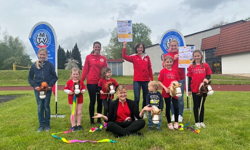 Das Organisations-Team Kinderfest mit Kindern vom MTV. Hinten von links nach rechts Kira Bock, Petra Vogel und Maike Theuring,  vorne Abteilungsleiterin Kinderturnen Eva Groß.   