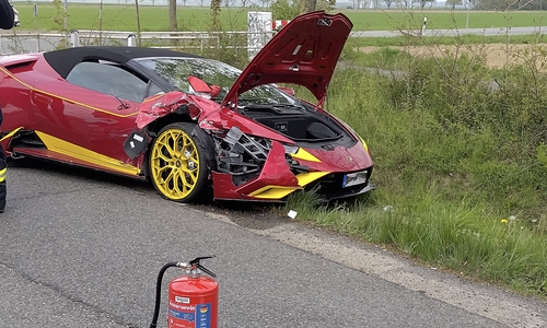 Das Luxus-Auto wurde schwer beschädigt.