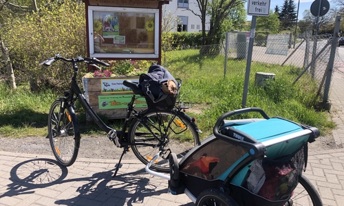 Etliche Radfahrer sammeln schon fleißig Kilometer.