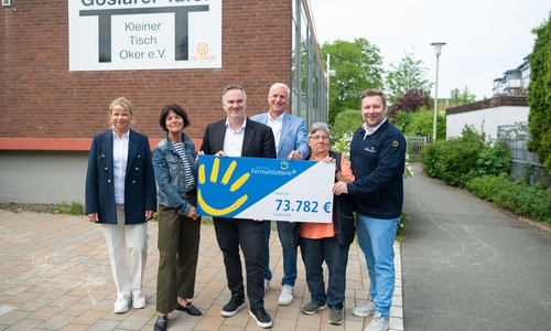 Fördermittelübergabe an den Goslarer Tafel Kleiner Tisch Oker e.V.: Urte Schwerdtner, Oberbürgermeisterin der Stadt Goslar; Kirsten Neveling, Leiterin der Goslarer Tafel; Sebastian Rieke, Schatzmeister des Goslarer Tafel Kleiner Tisch Oker e.V.; Bodo Mahns, Stellvertretender Landrat; Edeltraut Breeger, zweite Vorsitzende des Goslarer Tafel Kleiner Tisch Oker e.V; Stephan Masch, Repräsentant der Deutschen Fernsehlotterie gGmbH (v. li.).  