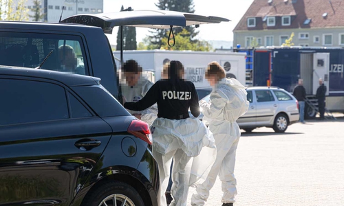 Polizeikräfte bei der Razzia in Liebenburg. Archivbild