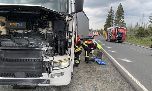 Der Beifahrer des LKW hatte den Brand bereits selbst gelöscht.