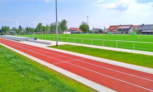  Blick auf den neuen B-Platz samt neuer Laufbahn. 