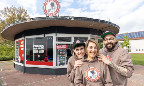 Vor seinem neuen Geschäft: Destan Ibrahim Yurtseven mit seinen Eltern Arzu Yurtseven und Ibrahim Yurtseven.