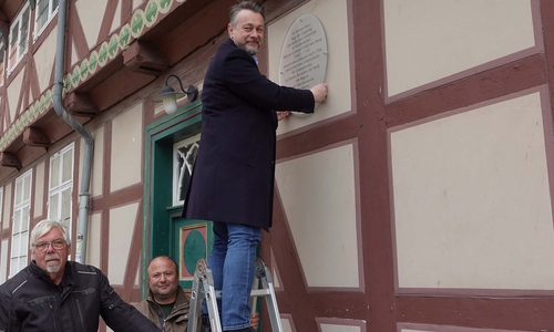  Bürgermeister Ivica Lukanic brachte unterstützt von Michael Sandte und Musa Irilci die Erinnerungstafel am Haus an.
