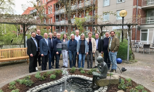 Mitglieder des Kirchenvorstandes der Gemeinde St. Andreas-Petri (Pfarrer Peter Kapp 3. v.r.) sowie Verantwortliche der Evangelischen Stiftung Neuerkerode (Vorstandsvorsitzender Tobias Henkel 3. v.l.) bei der Spendenübergabe im Garten des Pflege- und Seniorenzentrums Bethanien in Braunschweig.