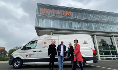 Ein neues Kühlfahrzeug für die Tafel. Es freuen sich: v.l.: Wilhelm Schmidt, Andreas Ring, Silke Hulzer, Manja Puschnerus.