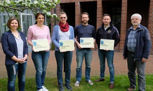 Die Empfängerinnen und Empfänger der diesjährigen Spenden mit Mitgliedern des Gesamtpersonalrates (v.li.): Stephanie Schwarz (Gesamtpersonalrat), Birgit Beissert (Harzklub Zweigverein Neuekrug-Hahausen), Susanne Schnevoigt (Projekt „Hospiz macht Schule“), Karl-Friedrich Könecke (Geschäftsführer des Landschaftspflegeverbandes), Thomas Derer (Projekt „Start Right“) und Frank Hehlgans (Vorsitzender des Gesamtpersonalrates).