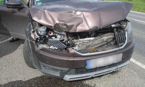 Der Skoda war auf einen Trecker aufgefahren.