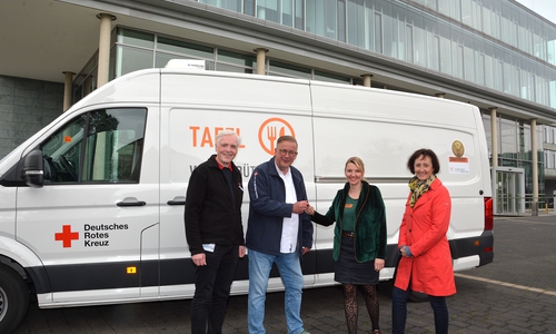 Fahrzeug-Übergabe vor der Jägermeister-Hauptverwaltung (von links): Wilhelm Schmidt, Tafel-Koordinator Logistik und Beschaffung, DRK-Vorstand Andreas Ring, Silke Hulzer (Jägermeister) und Manja Puschnerus vom Vorstand der Curt Mast Jägermeister Stiftung.