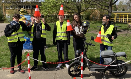 Am THG lernen Schüler wie man sicher Mofa fährt.