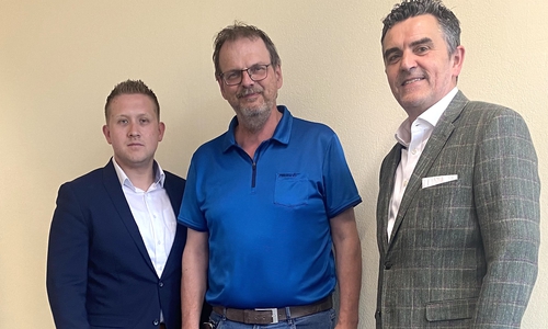 Kim Schultz, Geschäftsführer der GebäudeTechnikSchultz GmbH, Christian Heine, Metallbaumeister, Heine Metallbau GmbH und Christoph Görtz, Leiter der Berufsausbildung Wolfsburg, Volkswagen AG (v. li.).