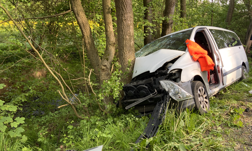 Das Auto wurde bei dem Unfall komplett zerstört.
