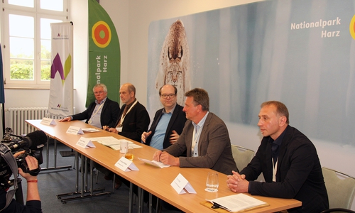 Bei der Pressekonferenz im Rahmen der der internationalen Tagung „Quo Vadis Lynx?“ (von links): Dr. Urs Breitenmoser (IUCN Cat Specialist Group), Ernst-Dieter Meinecke (stellv. Präsident Landesjägerschaft Niedersachsen), Umweltminister Christian Meyer, Dr. Roland Pietsch (Leiter Nationalpark Harz) und Ole Anders (Koordinator Harzer Luchsprojekt, Nationalpark Harz).