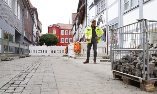 Alexander Simons berichtet über den Abschluss der Arbeiten im Bereich „Am Alten Tore“ und informiert über die weiteren Arbeiten in der Fußgängerzone.