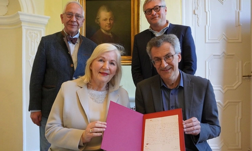 Die Übergabe des Lessingbriefes von der Gesellschaft der Freunde an die HAB (links: Dr. Ulf Kapahnke und Ulrike Andrulat von der GdF, rechts: Prof. Dr. Peter Burschel und Dr. Christian Heitzmann, beide HAB.
