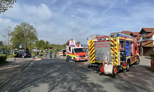 Die Feuerwehr sperrte die Straße ab.