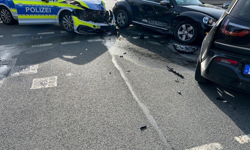 Alle Autos wurden erheblich beschädigt.