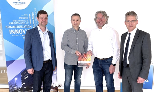 Dr. André Deinhard, Geschäftsführer des Bundesverbandes Geothermie e.V., Kai Kronschnabel und Hans-Georg Bachmann, Aufsichtsratsspitze Stadtwerke Wolfsburg AG und Dr. Frank Kästner, Vorstand Stadtwerke Wolfsburg AG (v. li.).