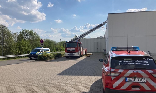 Ein Junge war auf das Dach eines Einkaufsmarktes geklettert.