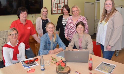 Aline Gauder (am Laptop) mit den Frauen des Organisationskreises bei der Abschlussbesprechung.