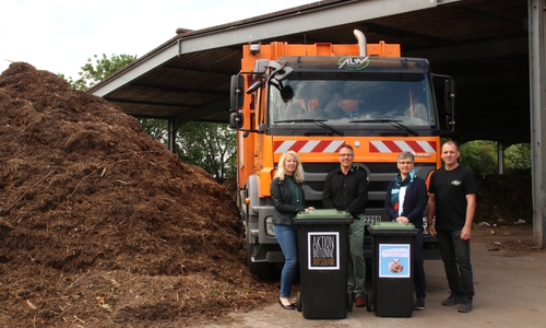 Vor der Halle des Biokompostwerks der Gesellschaft für Biokompost mbH, auf dem Gelände des EVZ Bornum, präsentieren (von links) Sandra Wehr (Werksleiterin Abfallwirtschaftsbetrieb Landkreis Wolfenbüttel (ALW)), Thorsten Tunnat (Fuhrparkleiter ALW), Eva-Maria Pabsch (Geschäftsführerin Gesellschaft für Biokompost mbH) und Cord Roloff (Kundenberater ALW) Biotonnen zur Aktion Biotonnen-Challenge.