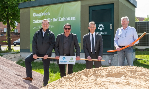 Thomas Schulz, WOBCOM Abteilungsleiter, Oliver Prietzel Ortsbürgermeister Reislingen, Dr. Frank Kästner Geschäftsführer WOBCOM, Stadtwerke Wolfsburg Vorstand und Christian Effe entricon Bauleiter (v. li.).