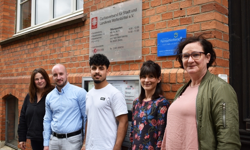Von links nach rechts: Cathrin Kuffner (pädagogische Mitarbeiterin der Caritas), Maximilian Rothfuchs (pädagogischer Mitarbeiter der Caritas), Ibrahim Saleh, Katharina Schmitz (Koordinatorin der Jugendberufshilfe im Landkreis Wolfenbüttel) und Astrid Quost (pädagogische Mitarbeiterin der Caritas) vor den Räumlichkeiten der Caritas in der Krummen Straße in Wolfenbüttel.