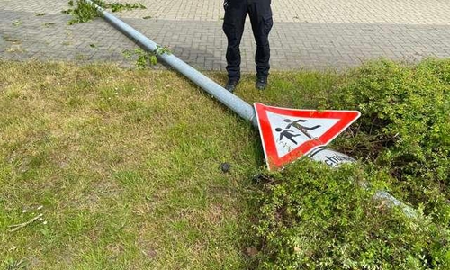 Die umgefahrene Straßenlaterne.