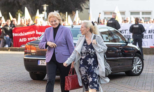 Vor den Augen vieler Gegendemonstranten: Erika Steinbach wird von Patricia Mair (AfD Salzgitter) in Empfang genommen.