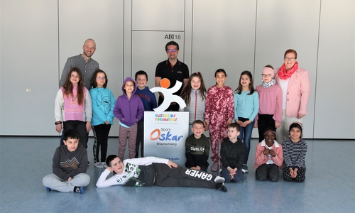 Carsten Ueberschär (mitte) übergab den Sport-Oskar-Pokal an die Schülerinnen und Schüler der Grundschule Rheinring im Beisein von Sportfachkonferenzleiter Kai Krämer (links) und Schulleiterin Ilka Asmus.