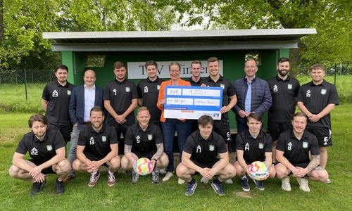 Die 2. Herren des TSV Üfingen präsentiert ihre neuen Trikots, die sie von der Volksbank BraWo durch Nicole Mölling (Mitte) und Daniel Bäuerle (hintere Reihe 2. v. li.) im Beisein von Ortsbürgermeister Christian Striese (hintere Reihe, 3. v. re.) erhalten hat.