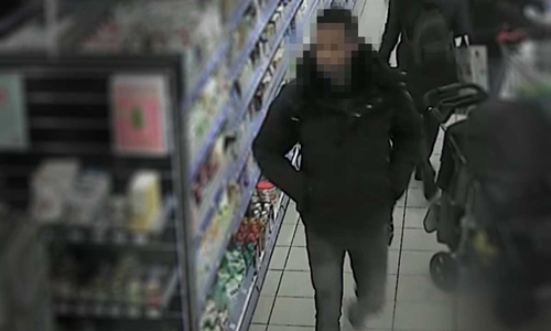Die Polizei sucht mit Foto nach dem Dieb (ungepixelt, siehe unten).