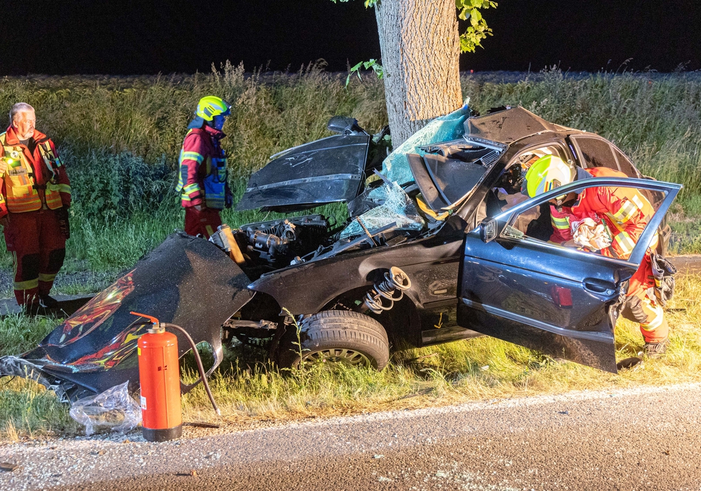 Salzgitter: Schwerer Unfall In Der Nacht - Auto Um Baum Gewickelt ...