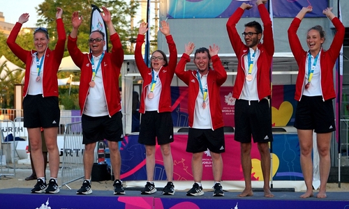 Jubel bei der Siegerehrung: Beachvolleyball-Team der Lebenshilfe Braunschweig wird nach einsatzstarken Spielen bei den Special Olympics Weltspielen mit Bronze belohnt - Mareike Steffen, Marcel Slotta, Kaya Schöbel, Marcel Glindemann, Max Geiger und Pauline Clauß (von links).