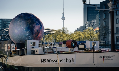 Die MS Wissenschaft legt auch in Braunschweig an.