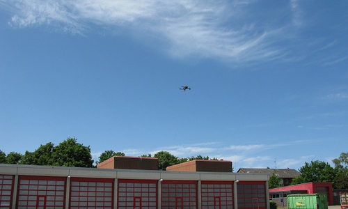 Drohnen stiegen in den blauen Himmel über der Feuerwehrtechnischen Zentrale auf.