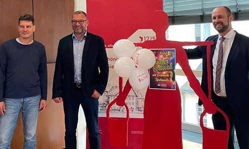Freuen sich auf das Kinderfestival am 8. Juli 2023 (v.li.) Stadtjugendpfleger Christian Nöring, Andreas Jung von der Volksbank Helmstedt-Wolfenbüttel und Bürgermeister Malte Schneider.