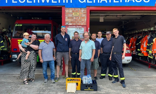 Die SPD-Mitglieder übergeben die Spenden an die Feuerwehrleute, hier vor dem Gerätehaus in Destedt.