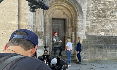Kratzspuren am Dom – auf dem Burgplatz gab es Stadtgeschichte zum Anfassen für Kim Friedrichs von RTL Nord.